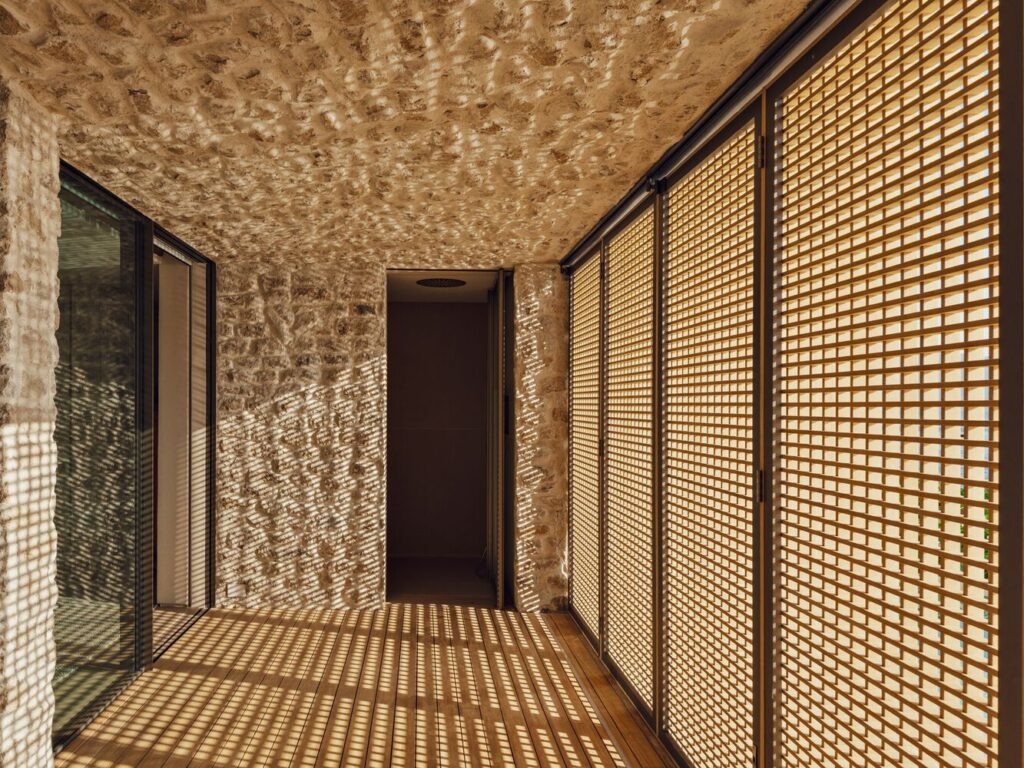 إضاءة ذكية في الممرات تعزز الأجواء الهادئة وتبرز تفاصيل التصميم.
