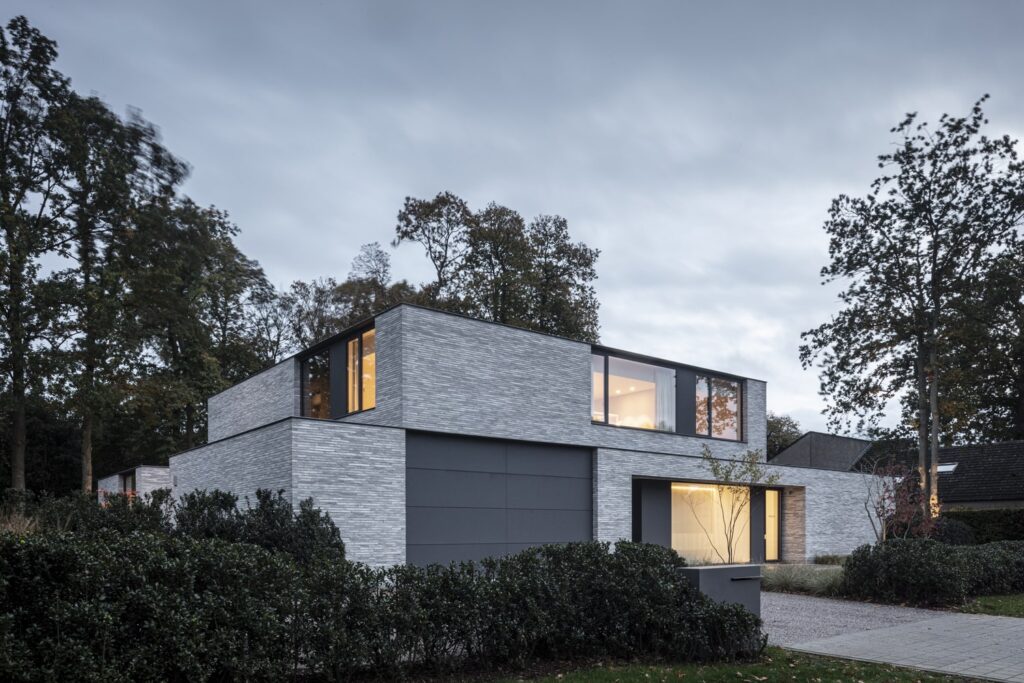 أرضيات رخامية مزينة بنقوش هندسية تضفي فخامة على التصميم الداخلي للفيلا.