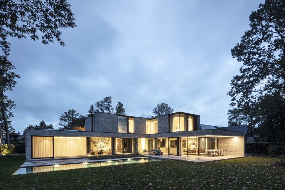 بوابة دخول فيلا نيو كلاسيك في مسقط بتصميم مستوحى من الطبيعة والفن المعماري الأنيق.