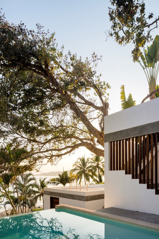 حديقة منزلية مستوحاة من الطبيعة تعزز الاستدامة والجمال في تصميم الفيلا.
