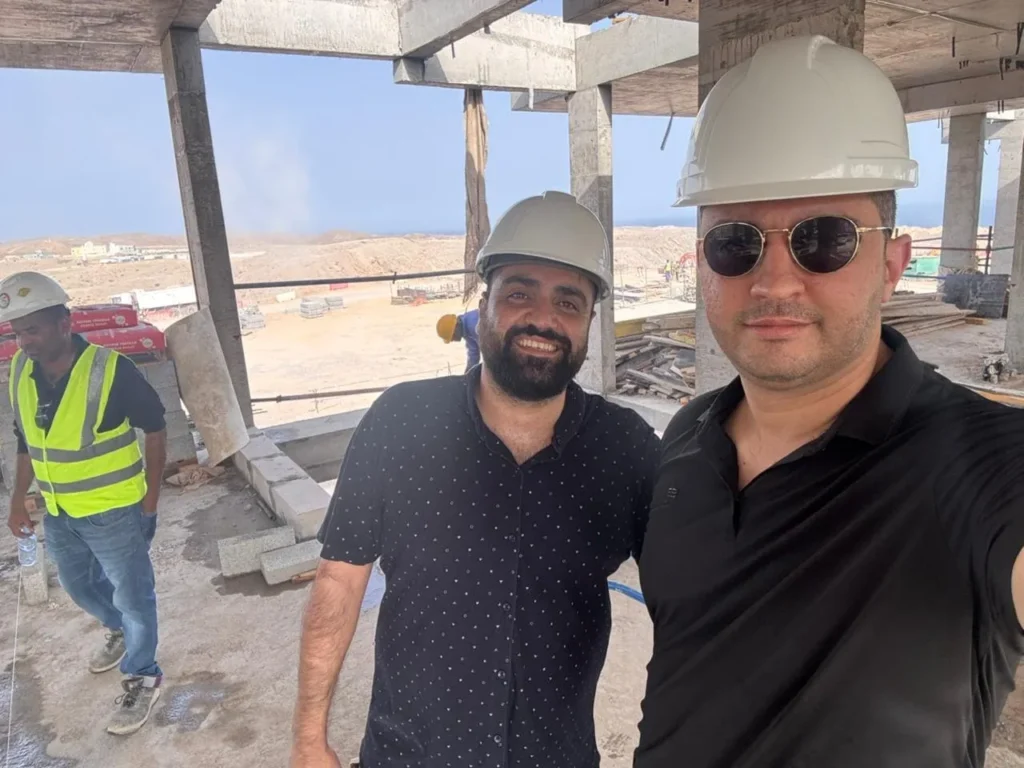 مهندسين إبراهيم شمس نيا و ماجد بير حياتي في مشروع البناء