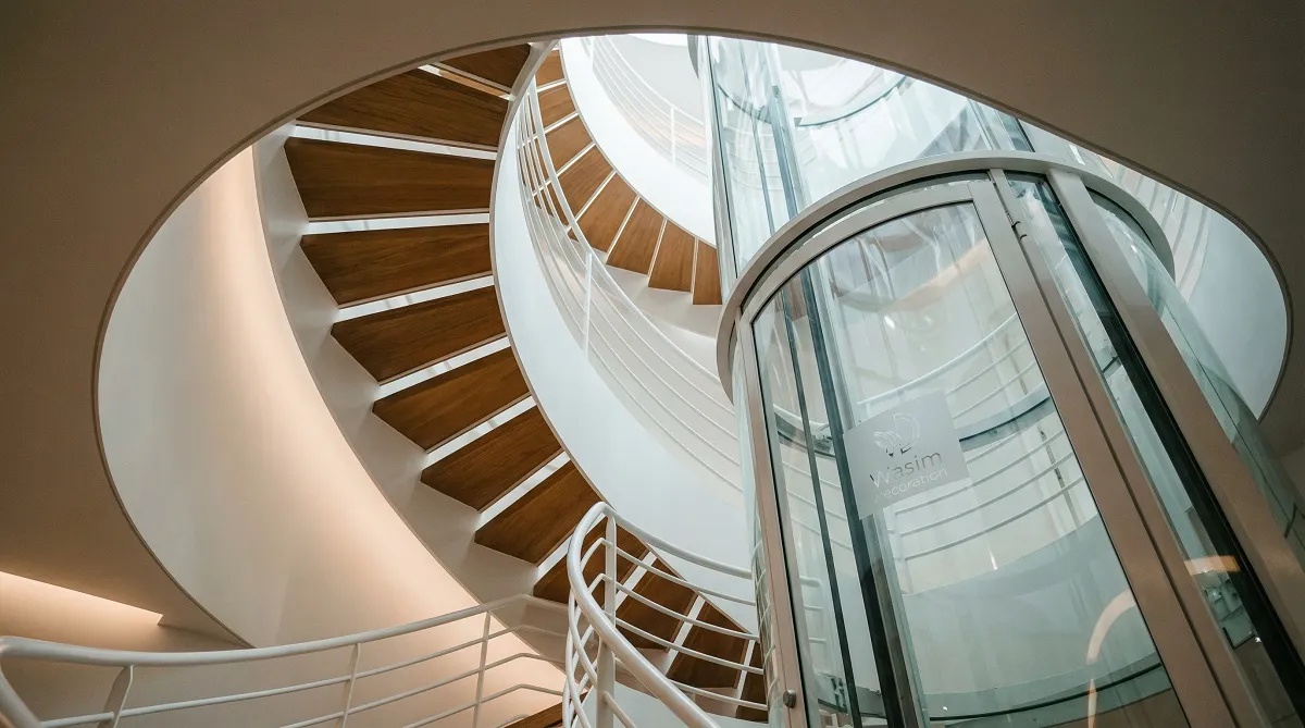 مناخ مسقط (رطوبة + غبار) شنو يسوي للزجاج والتشطيبات؟