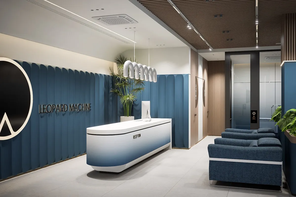 خامات تشطيب مكاتب إدارية في عمان: خشب ترموود، زجاج، وأقمشة رمادية